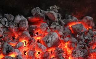 zdjęcie przedstawia palący się węgiel (fot. pixabay)